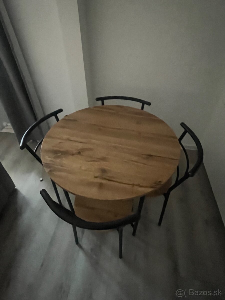 Jysk kuckynsky stôl - 2