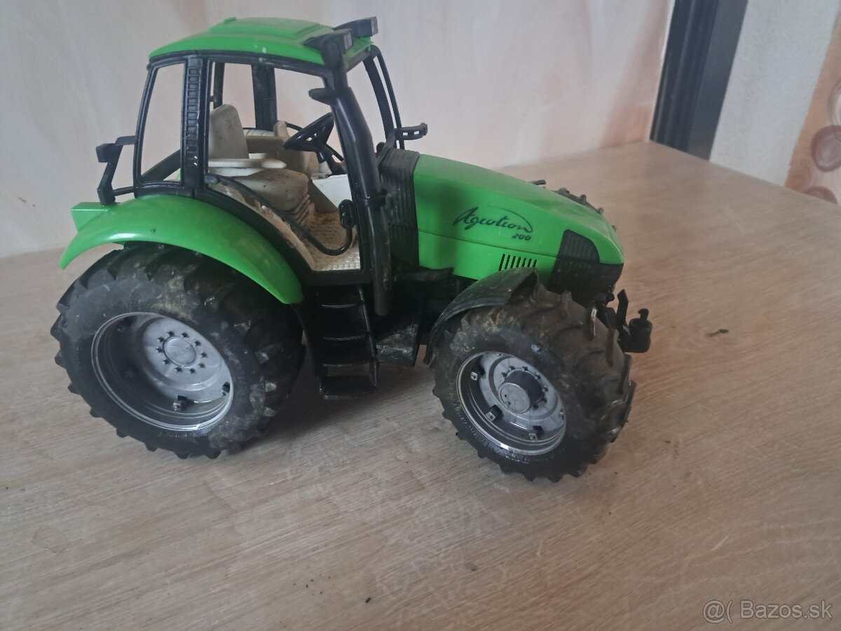 traktor zlelený, - 2
