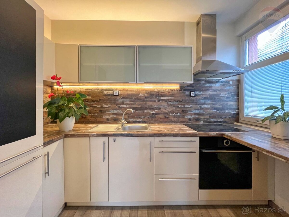 PRENÁJOM 2- izb. byt ul. Mierová Bojnice + park. státie - 2