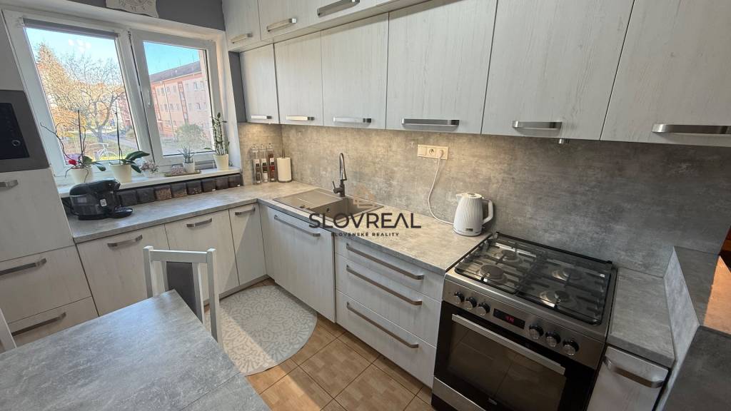 SLOVREAL na predaj kompletne zrekonštruovaný 2,5i byt, Žiar - 2