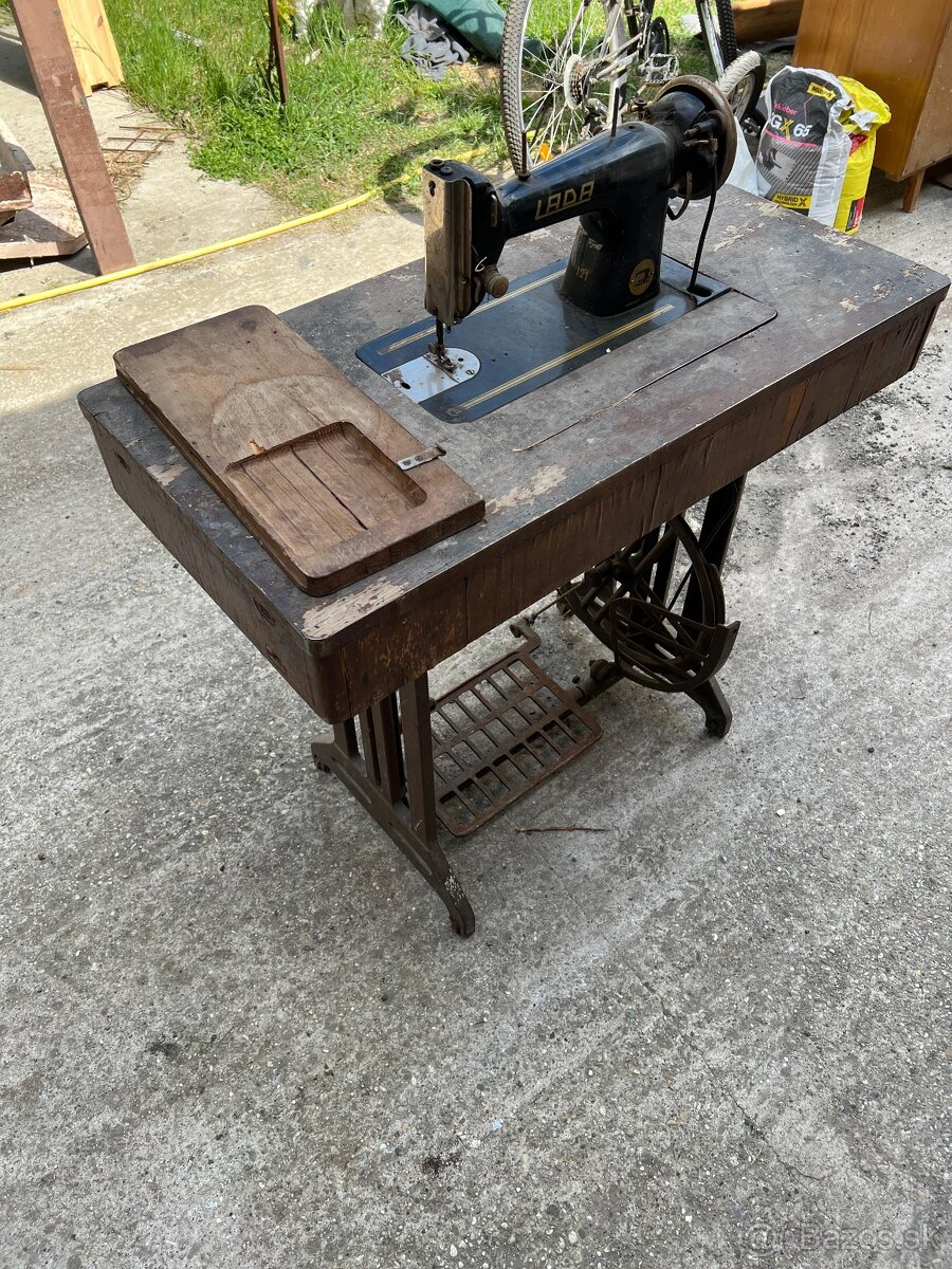 Starožitný šijací stroj s liatinovým podstavcom - 2