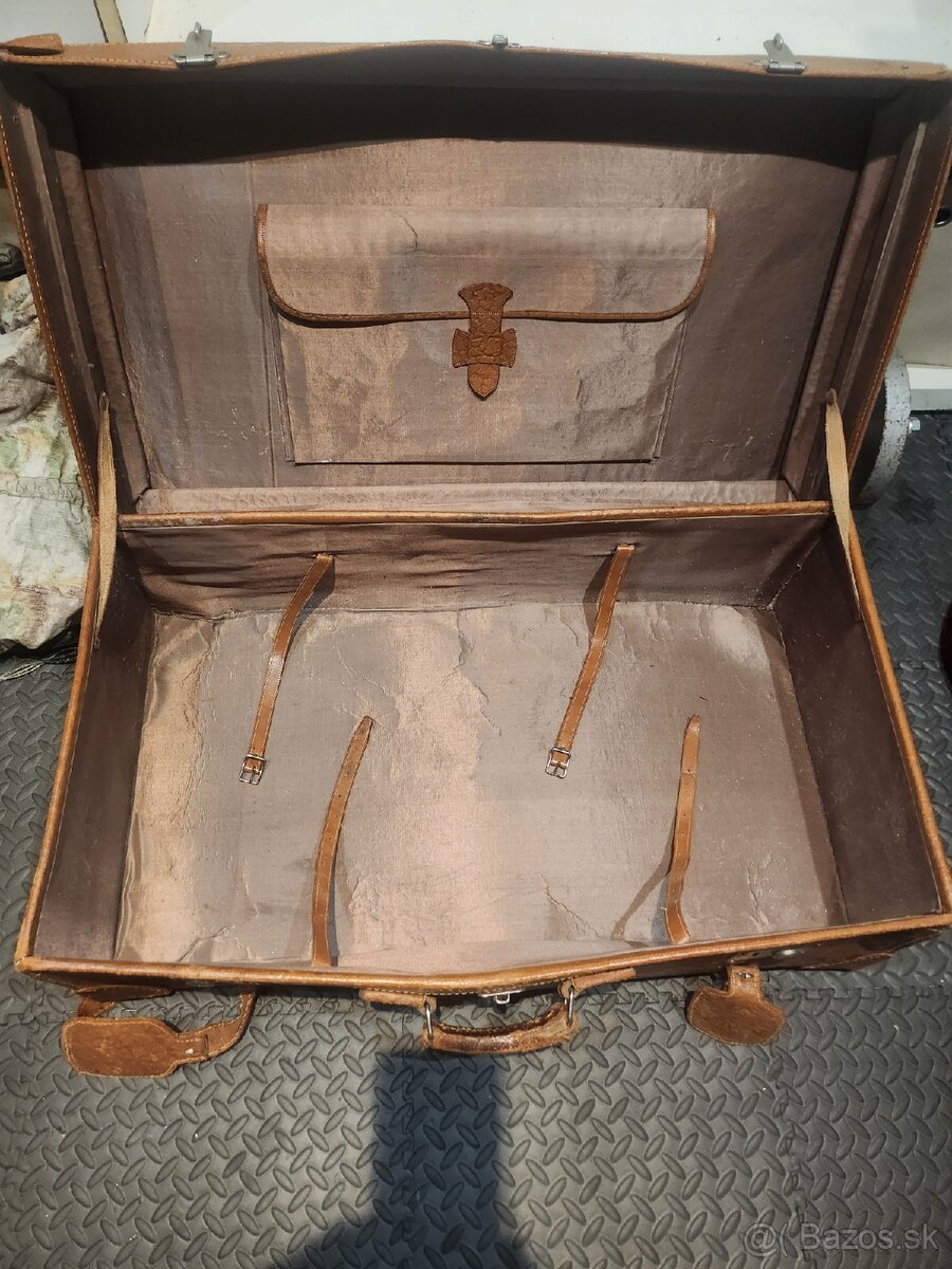 Na predaj starý kufor . - 2