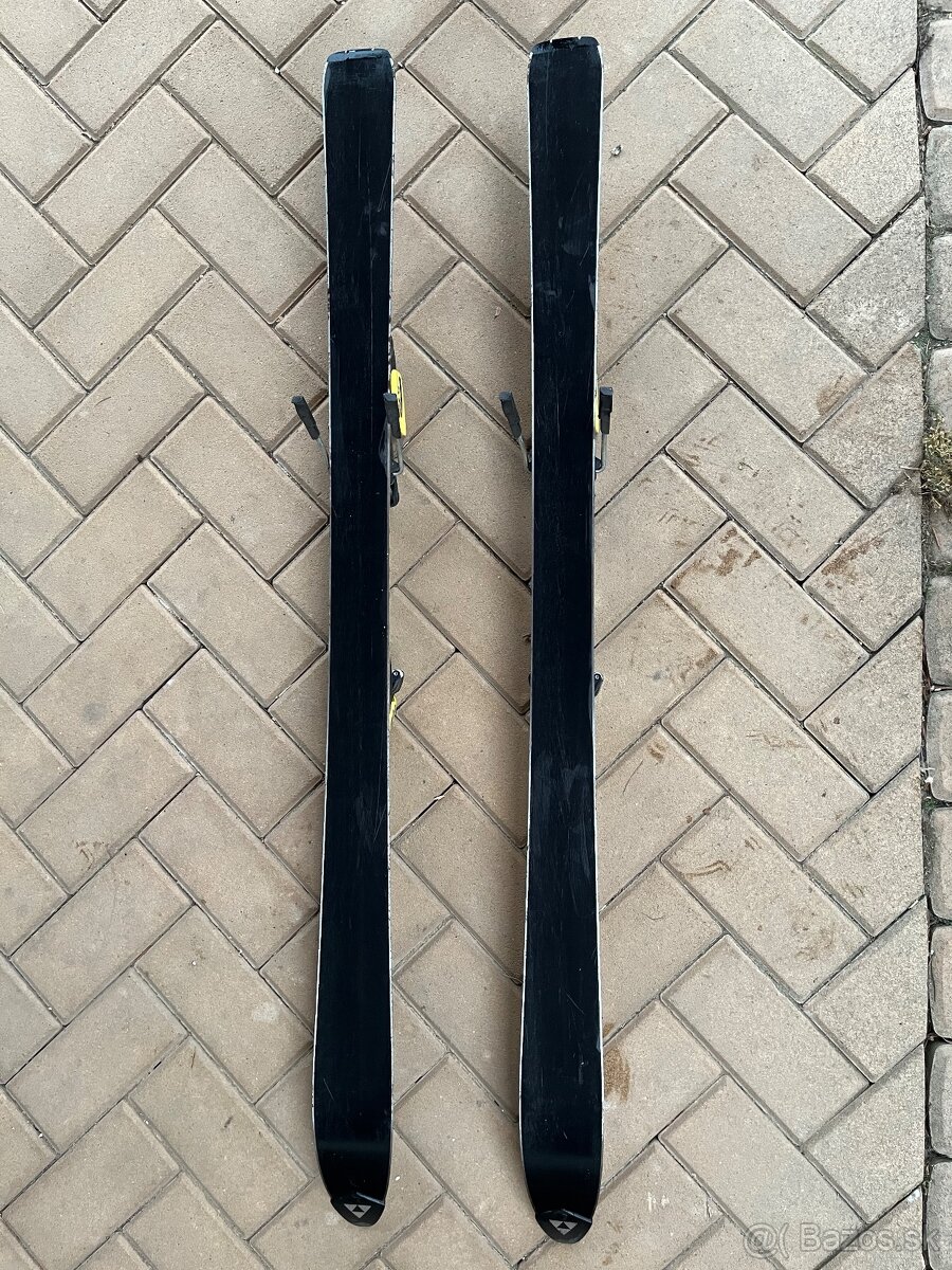 Predám detské lyže + palice. - 2