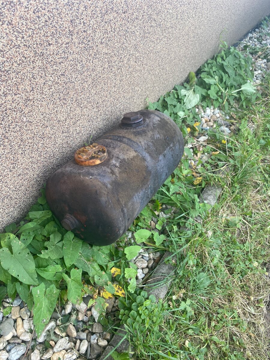Predám nádrž do malotraktora 10 litrov - 2