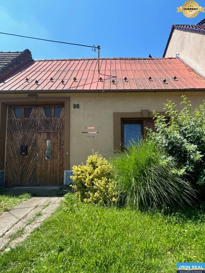 Na predaj starší rodinný dom v obci Budmerice 541m2 - 2