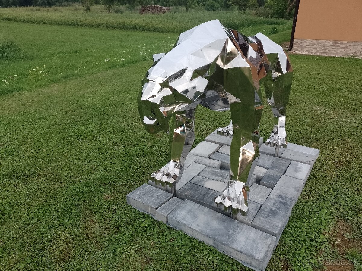 Socha z nehrdzavejúcej ocele. - 2