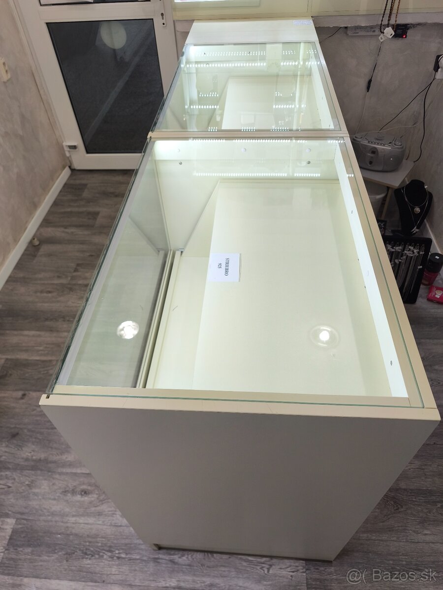 Predajný pult pre šperky so zariadením predajne - 2