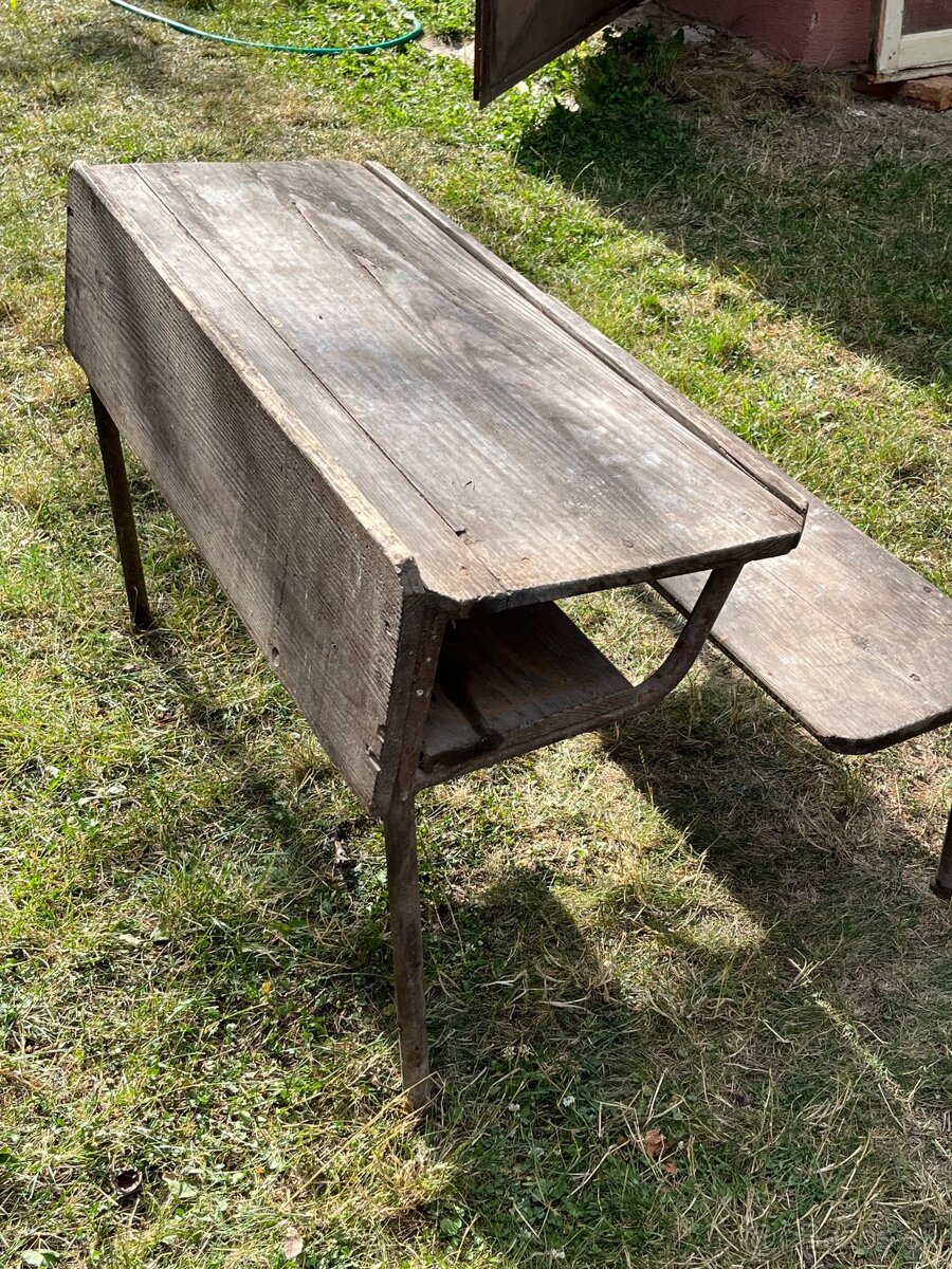 Školská lavica 85 plus rokov stará - 2