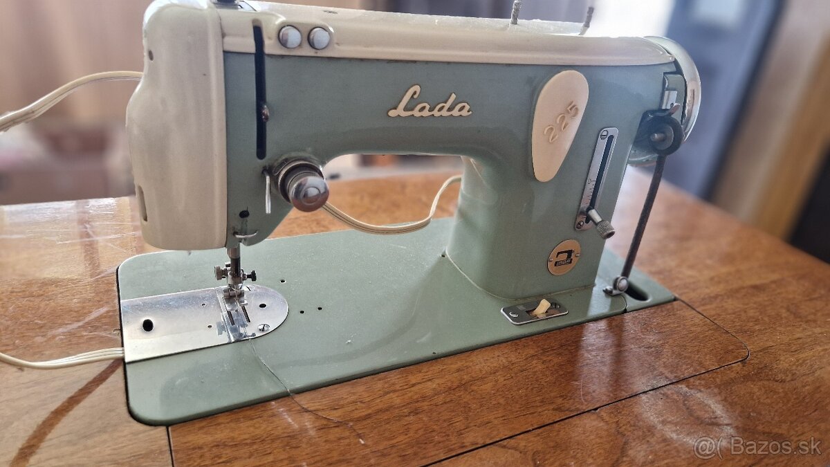 Šijací stroj zn. LADA - 2