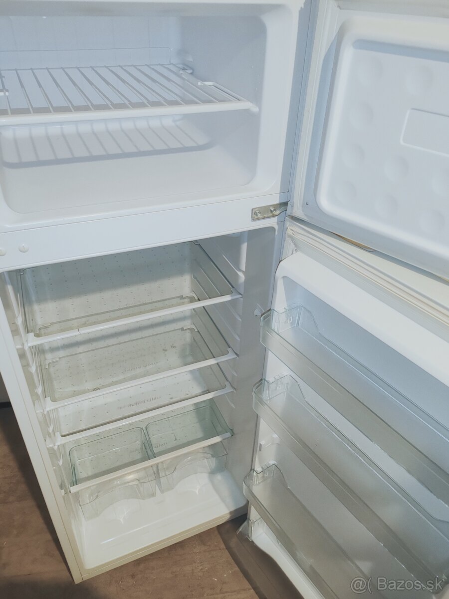Predám chladničku Akai 142cm - 2