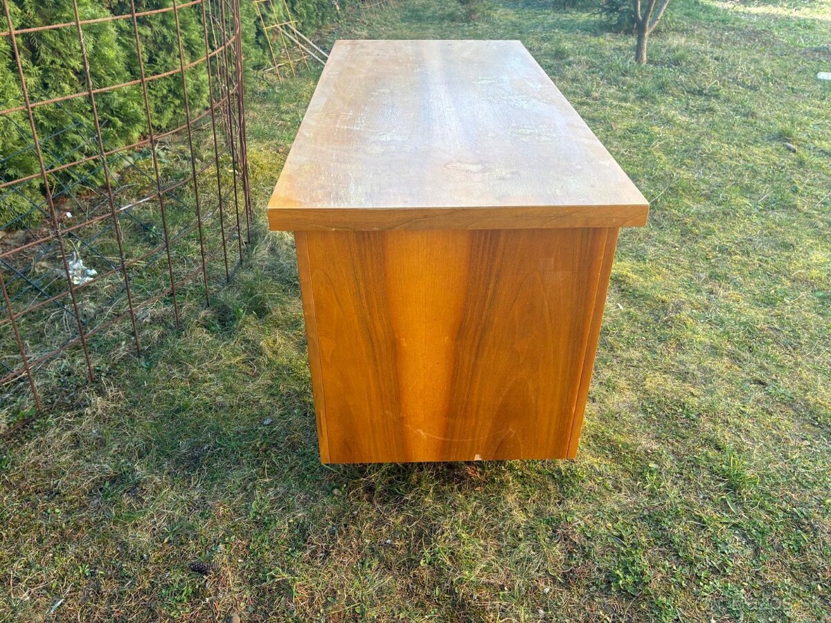 písací stôl – 10 € - 2