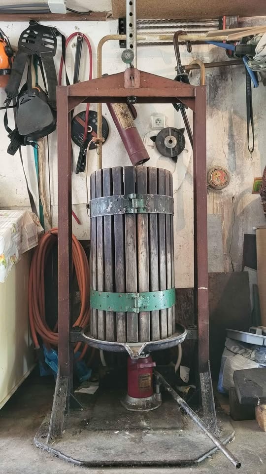 Veľký, hydraulický preš/lis na hrozno - 2