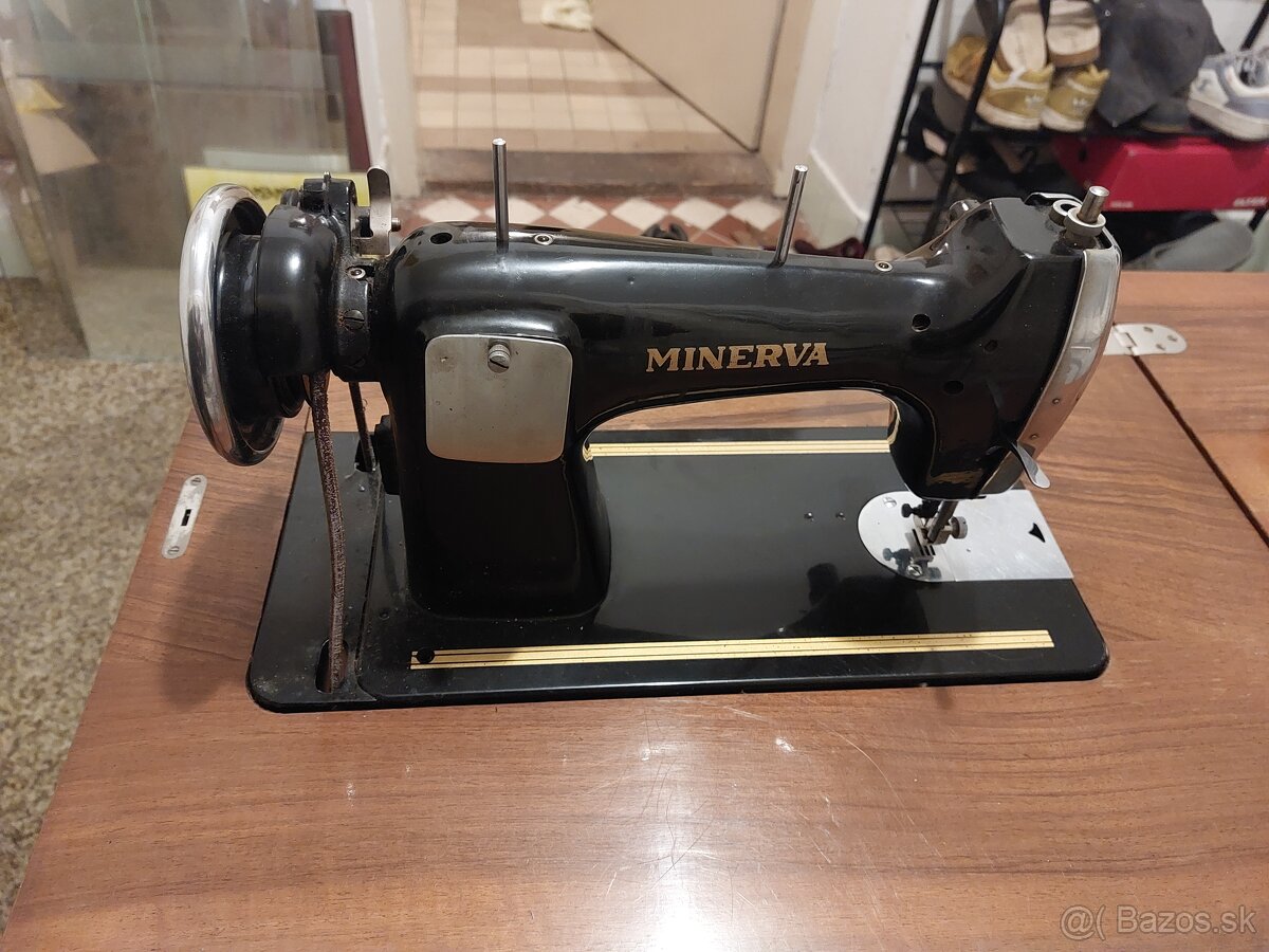 Manuálny šijací stroj Minerva - 2