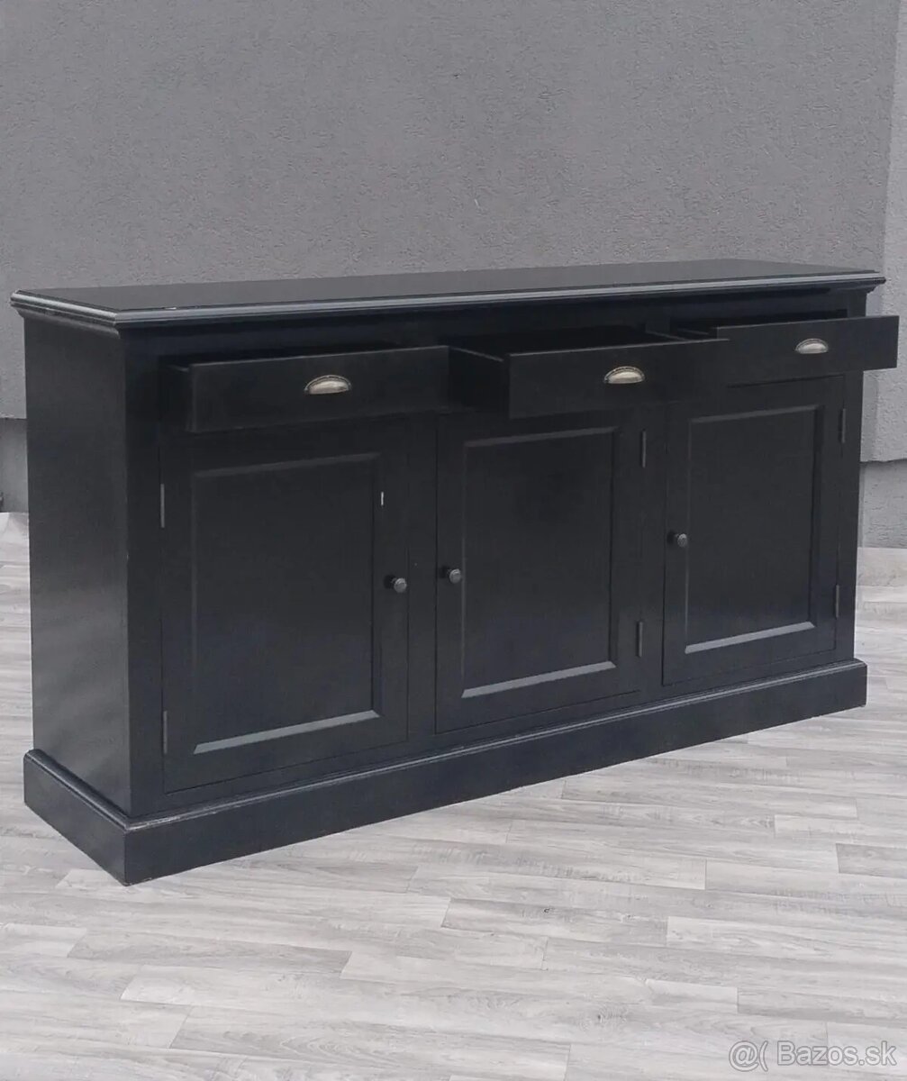 Komoda čierna trojdverová. - 2