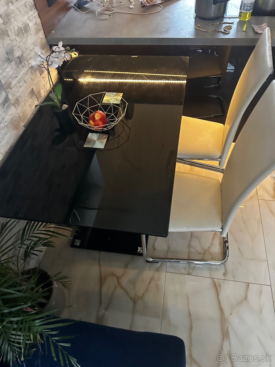 Stôl a stoličky - 2