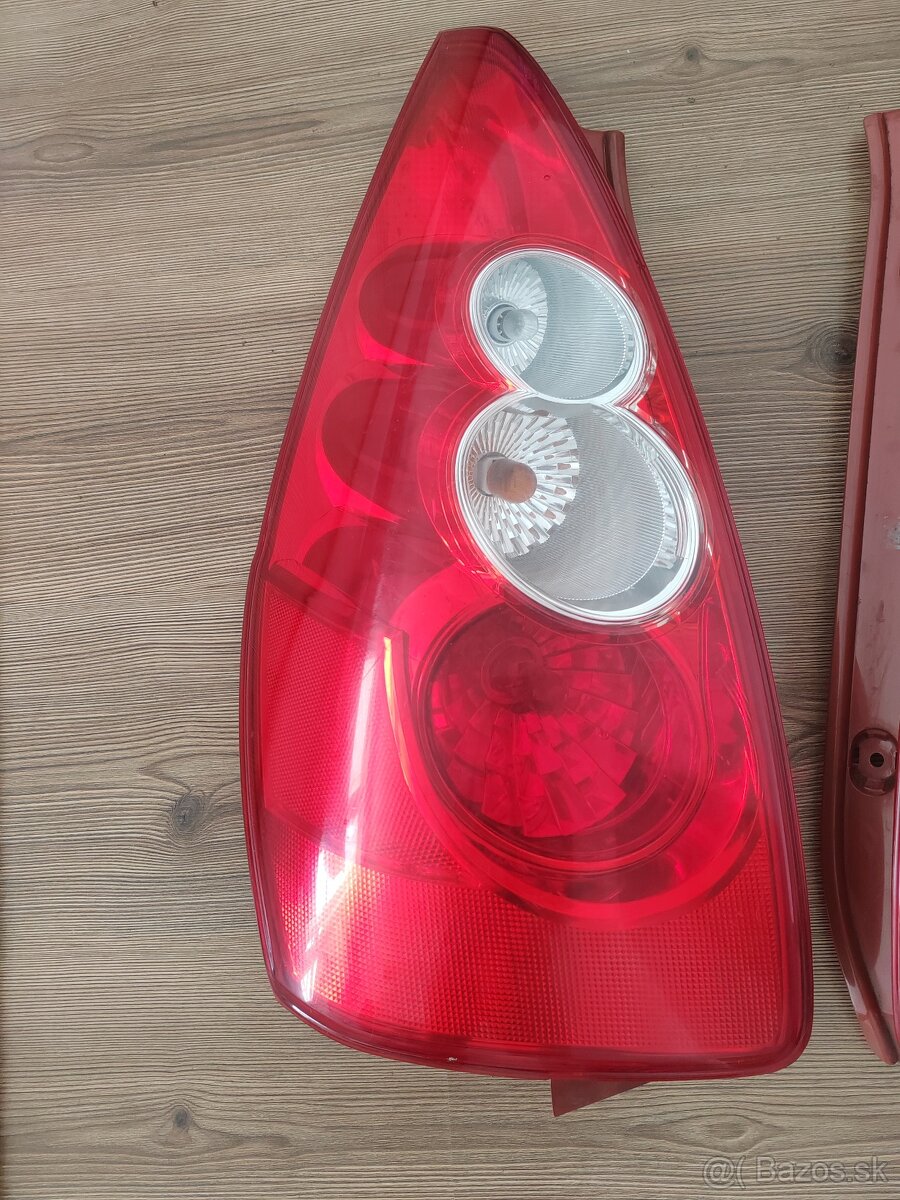 Mazda 5 zadné svetlá - 2