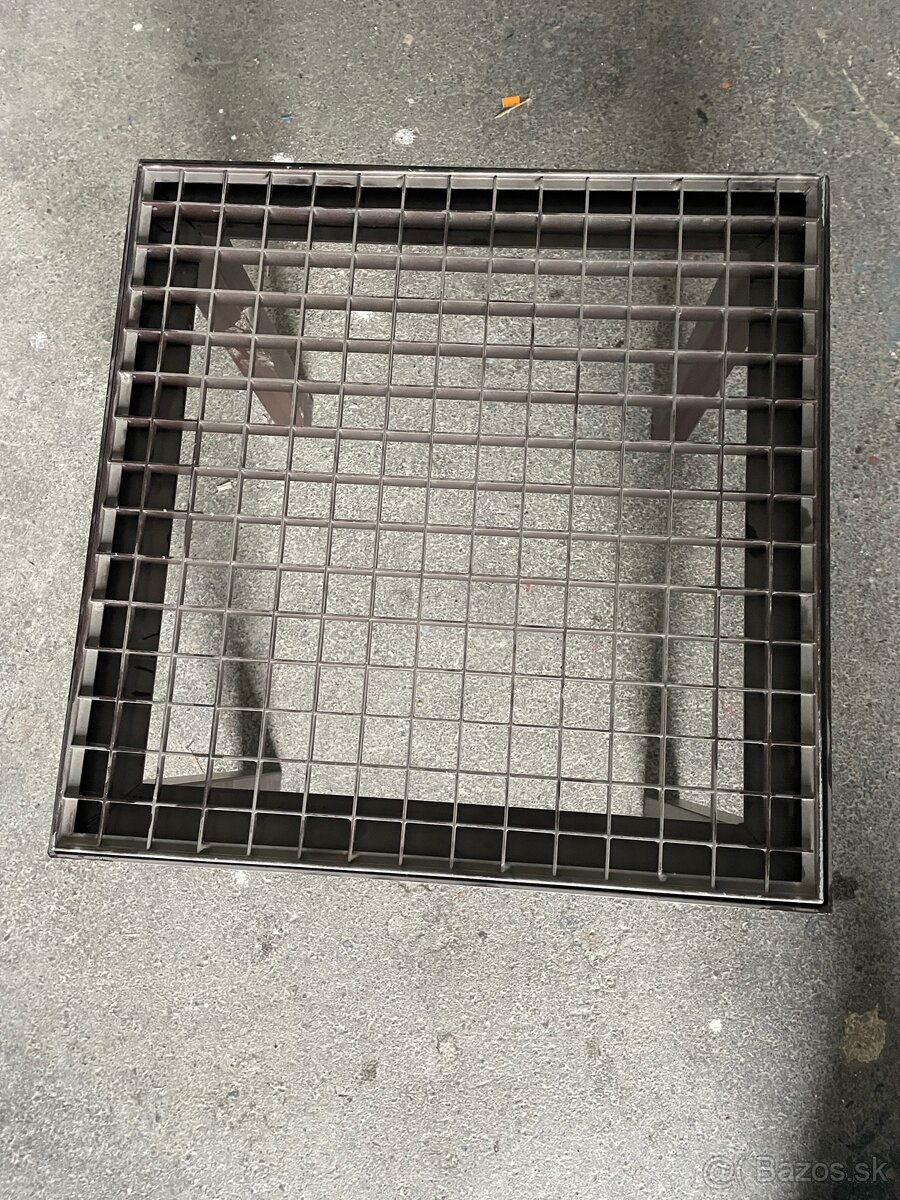 Maly stolík kovový - 2