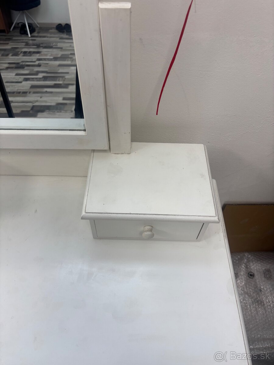 Kozmetický stolík - 2