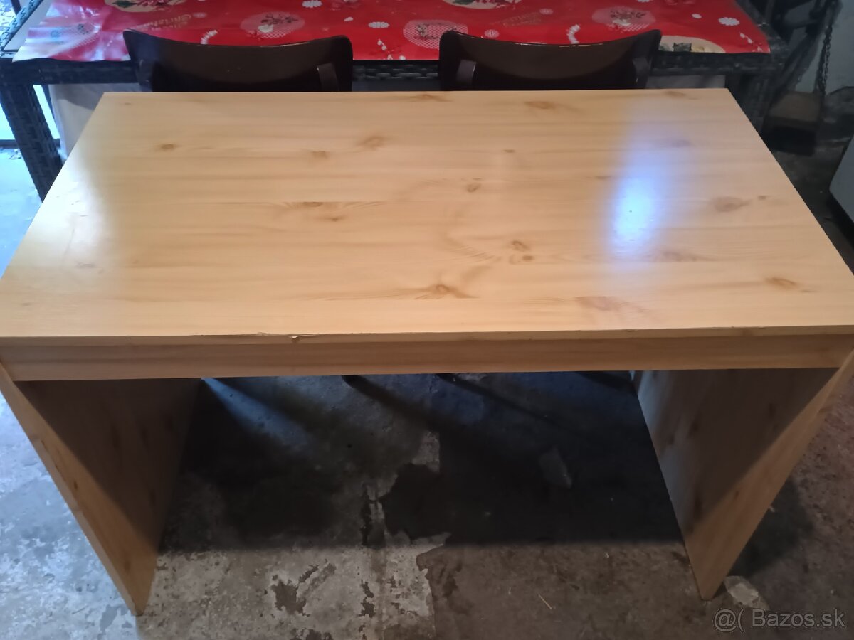 Predám konf. stolík 45€ a písací stôl 5€l - 2
