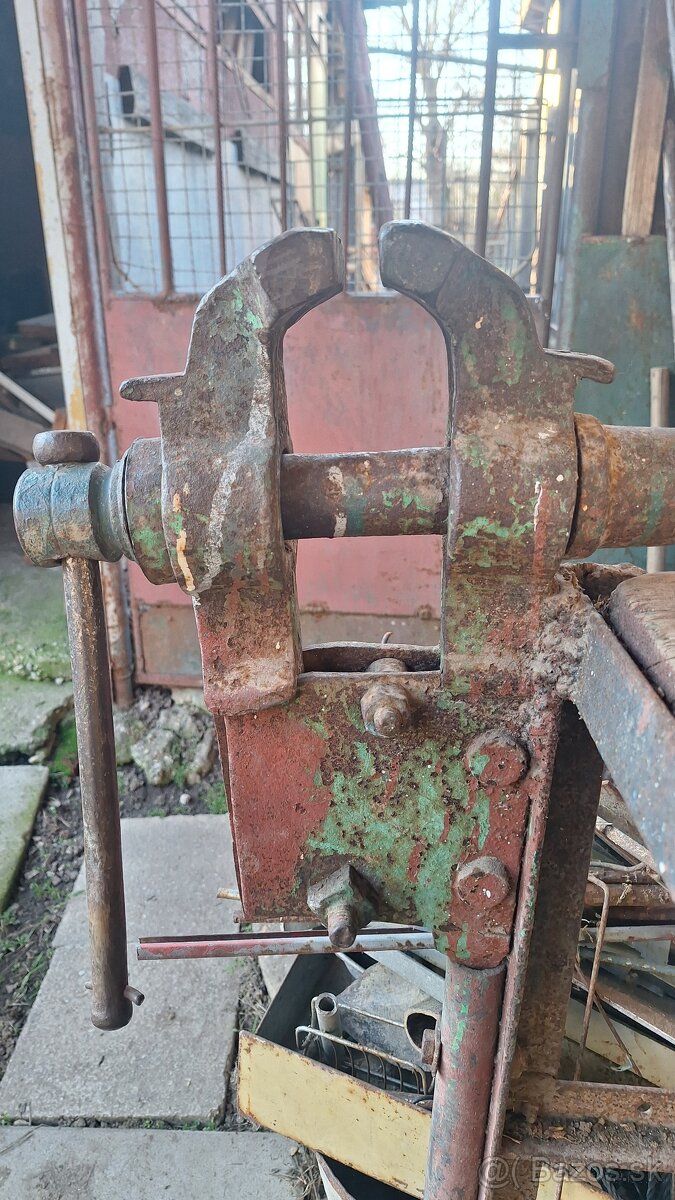 Dielenský pracovny stôl so zverákom - 2