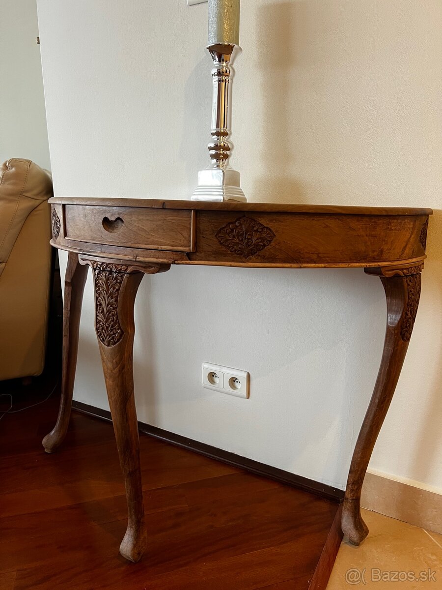 Drevený stolík - ručne vyrezávaný - 2