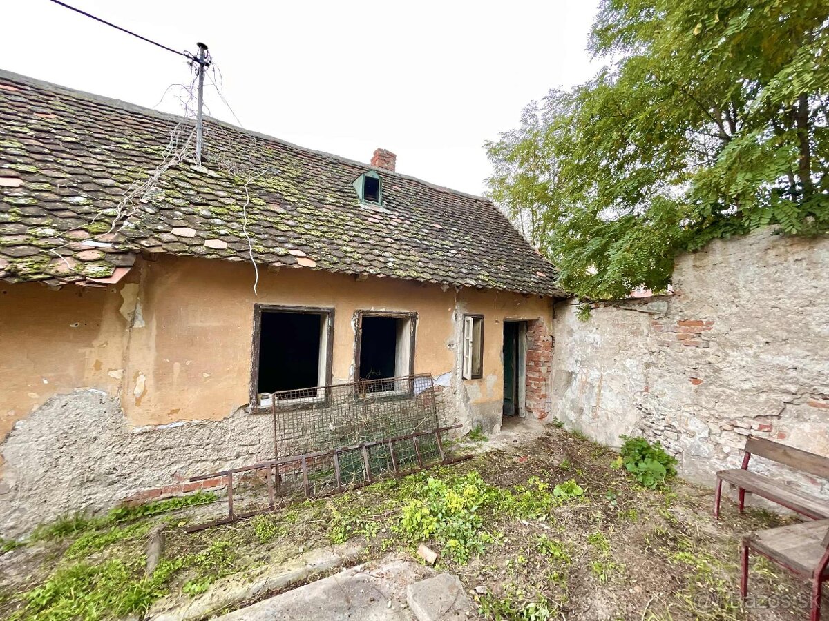 Na predaj starší dom so slnečným pozemkom v meste Holíč - 2