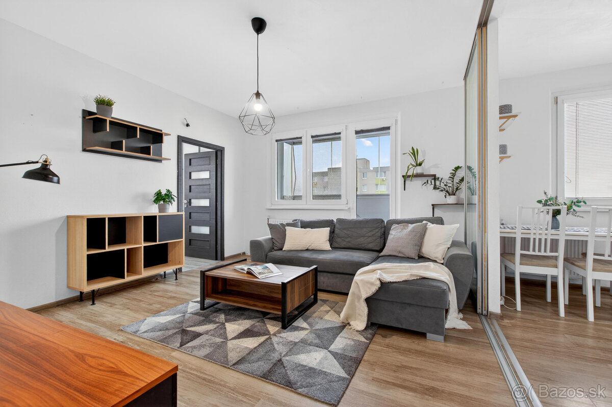 Zrekonštruovaný a zariadený 3-izbový byt s balkónom - 2