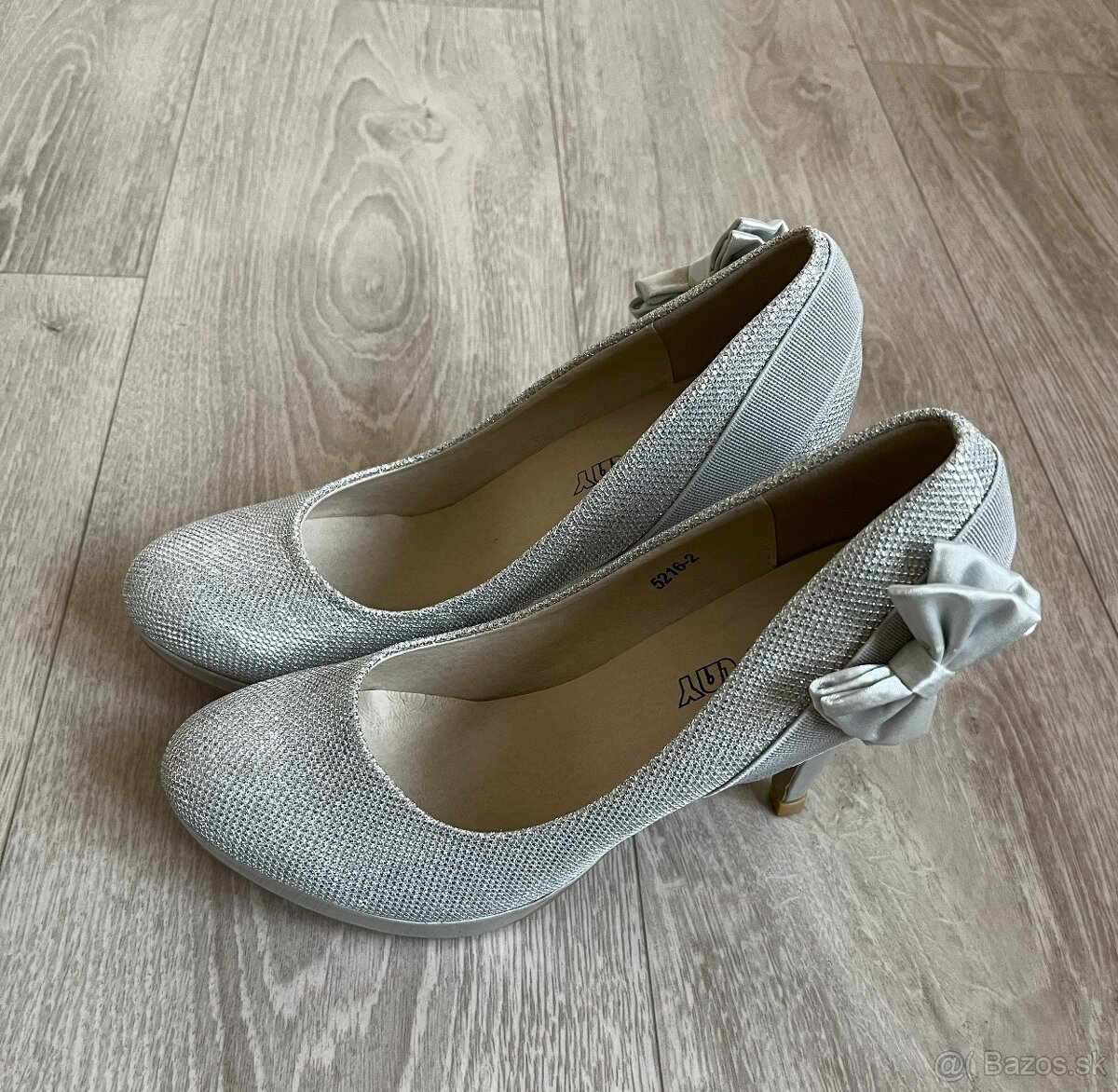 lodičky striebornej (trblietavej) farby č. 40 - 2