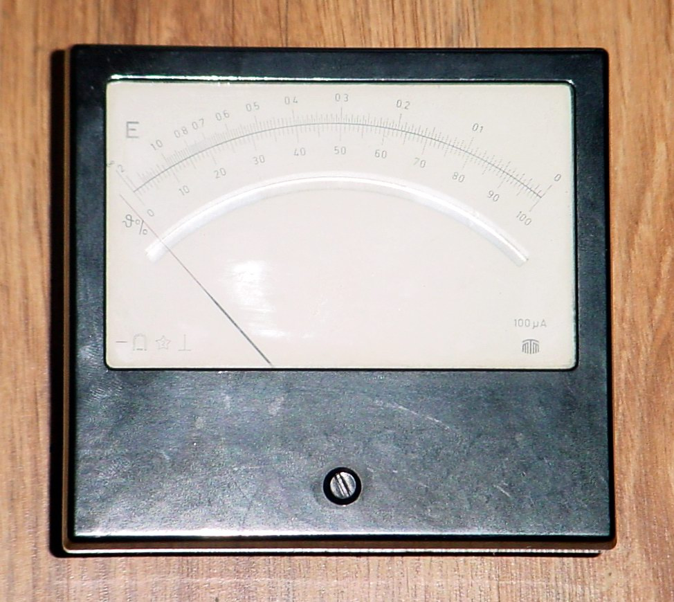 Starý ručičkový merací prístroj - 2