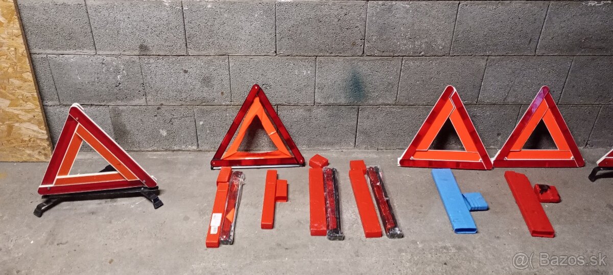 Ponúkam výstražné trojuholníky do auta. - 2