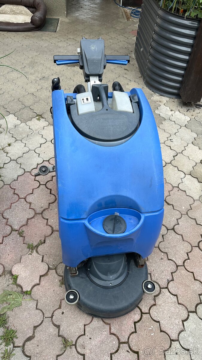 Predam profesionálny Podlahový umyvaci,Cistiaci stroj Numati - 2