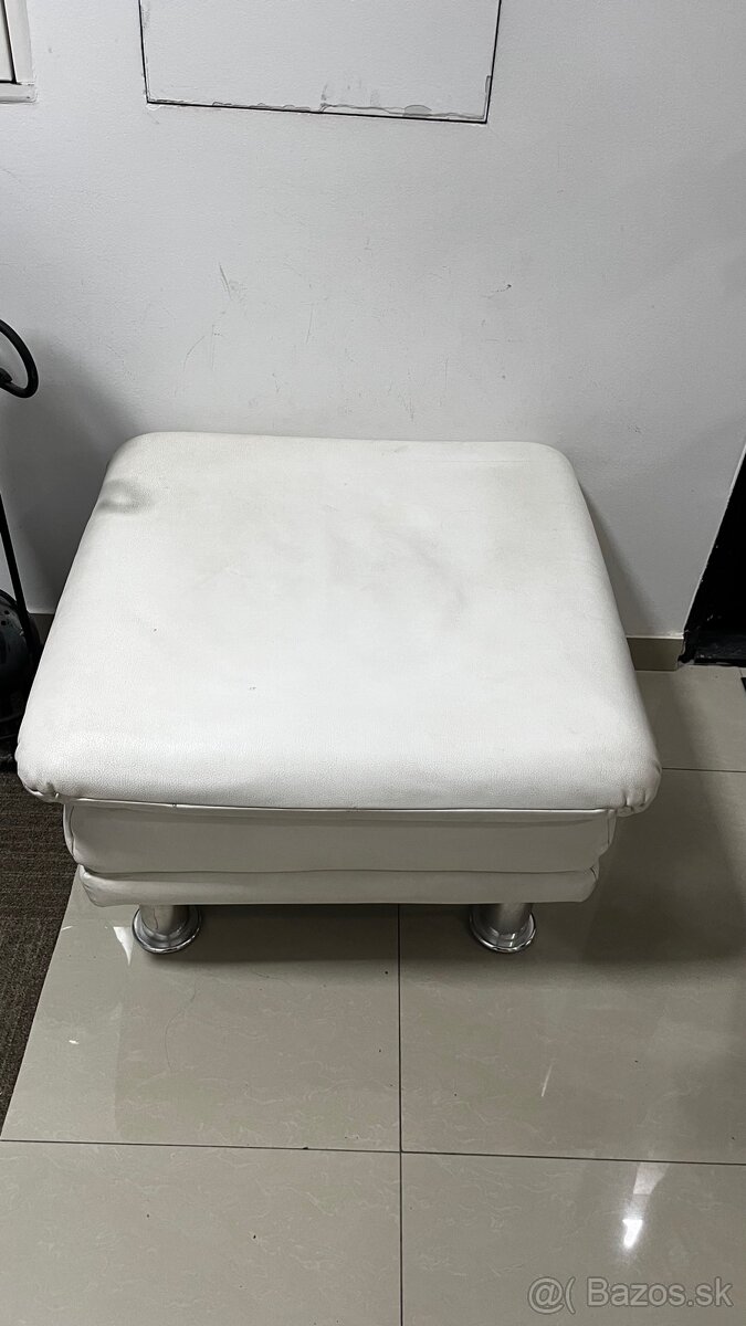 Predám bielu koženú sedačku+taburetku - 2