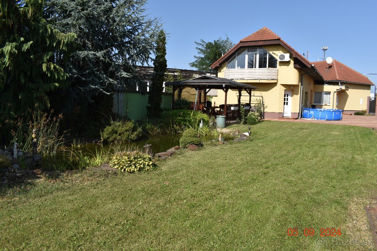 Na predaj dom s dvoj-garážou a s bazénom - 2