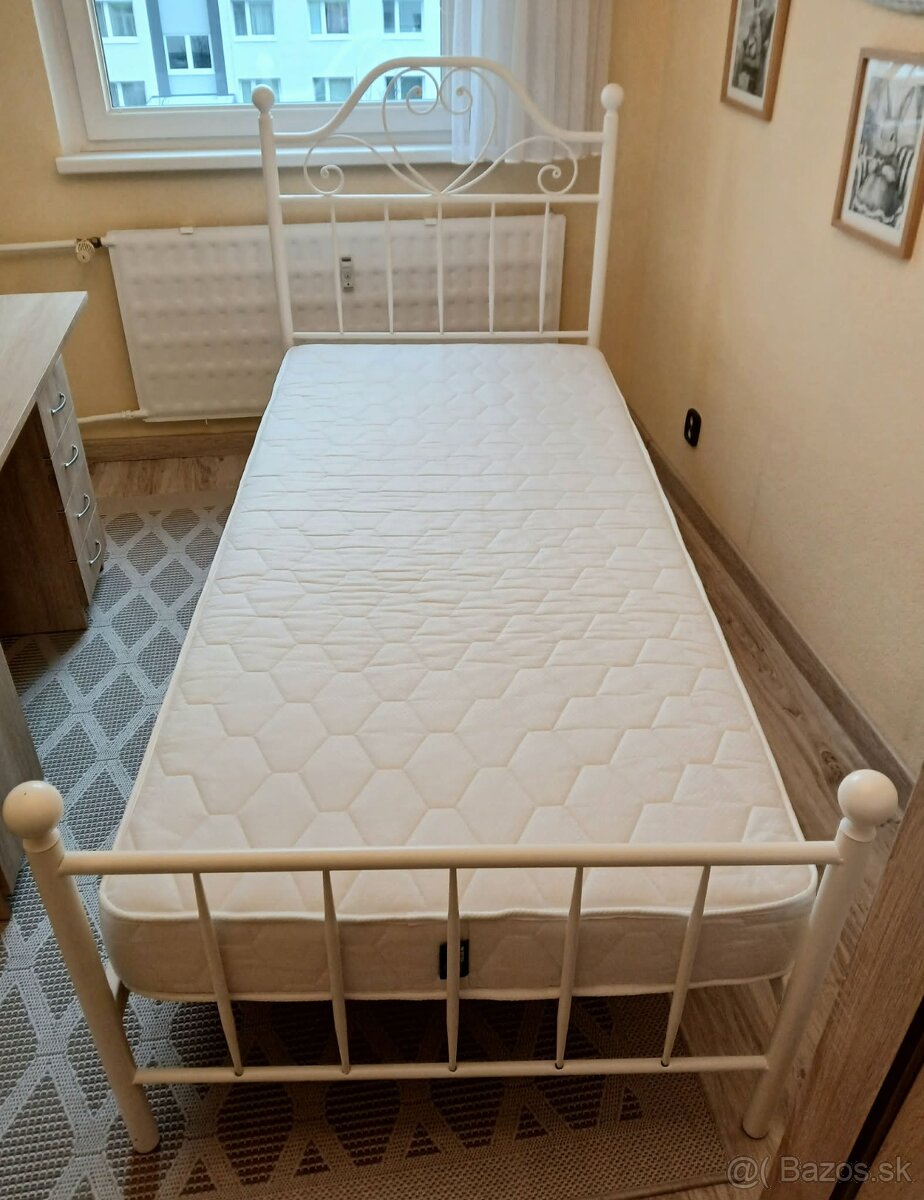 Biela, kovová posteľ s dreveným roštom - 2