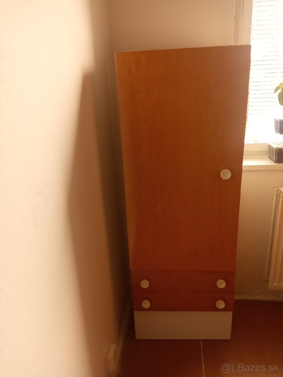 Úzke skrinky a komoda. - 2