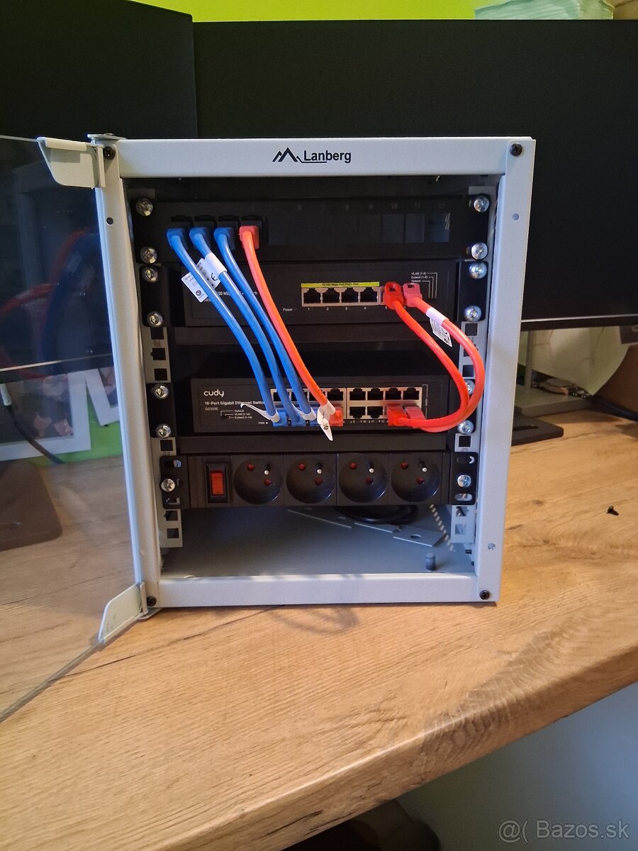 Rack 10" palcov 6U + Switch - 2