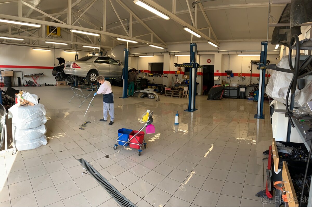 Automechanik v zabehnutom servise - 2