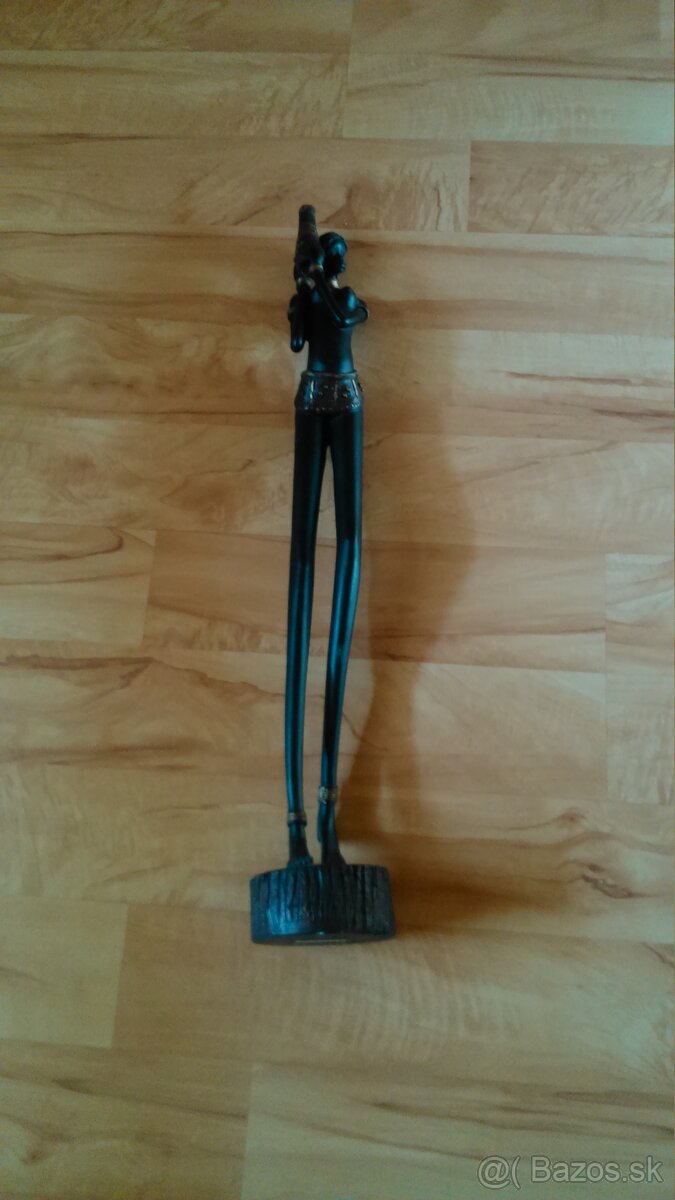 Drevena socha zeny - 2