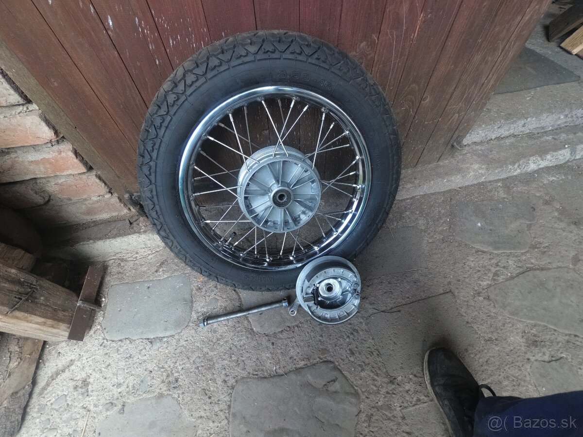 Zadné koleso jawa. - 2