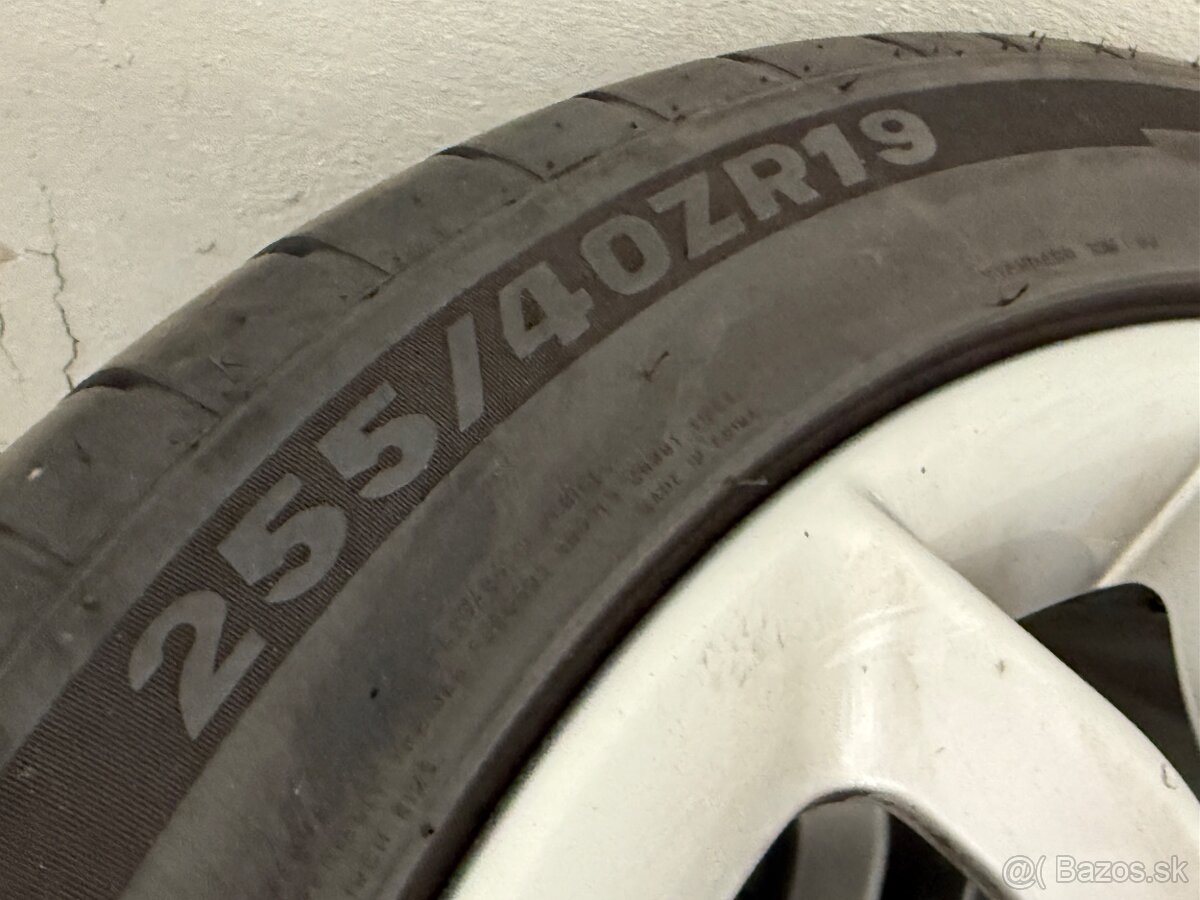 255/40/19 - 2