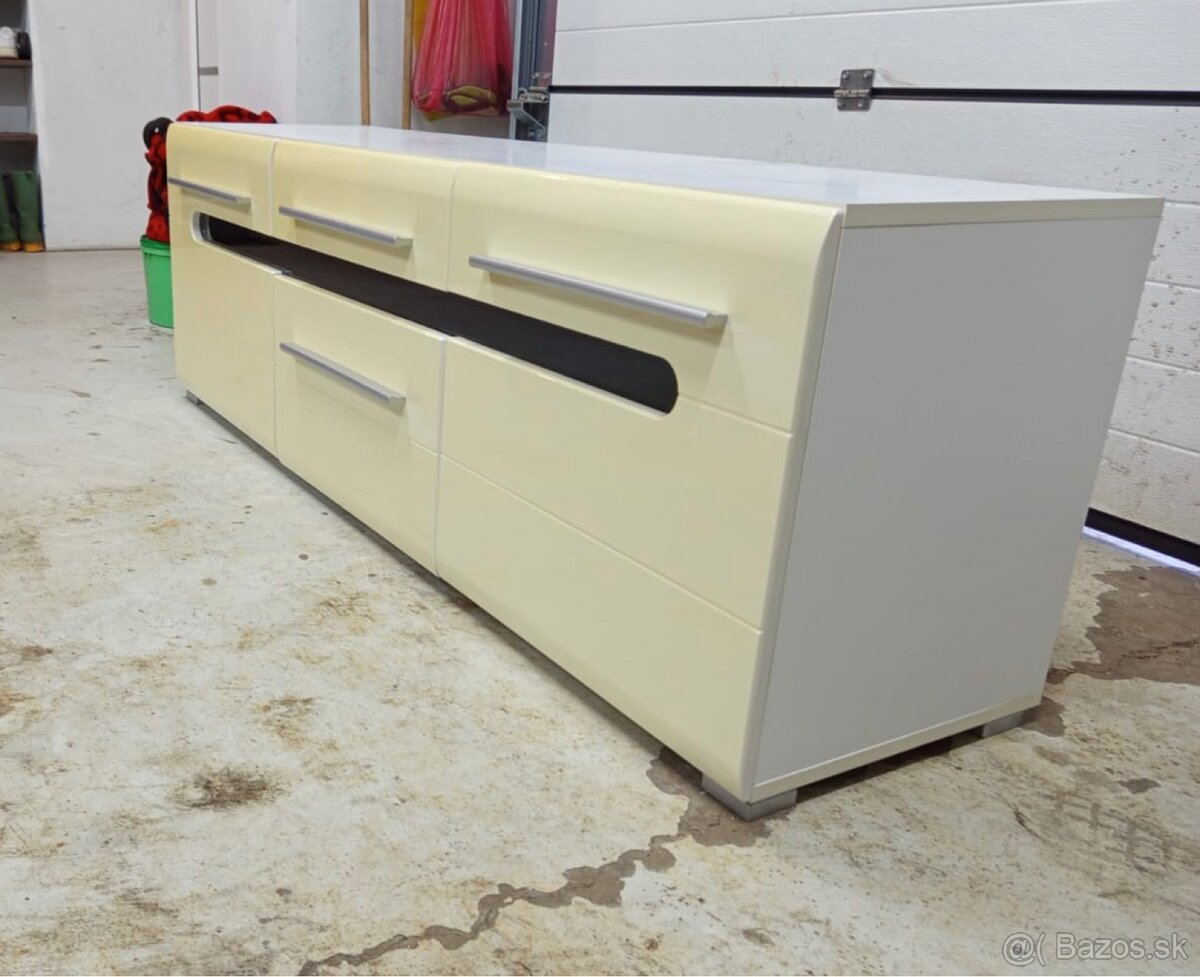 Skrinka pod televízor - 2