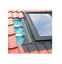 Fakro FTP-V U4-drevené okno 78x140 cm + tesniace lemovanie - 2
