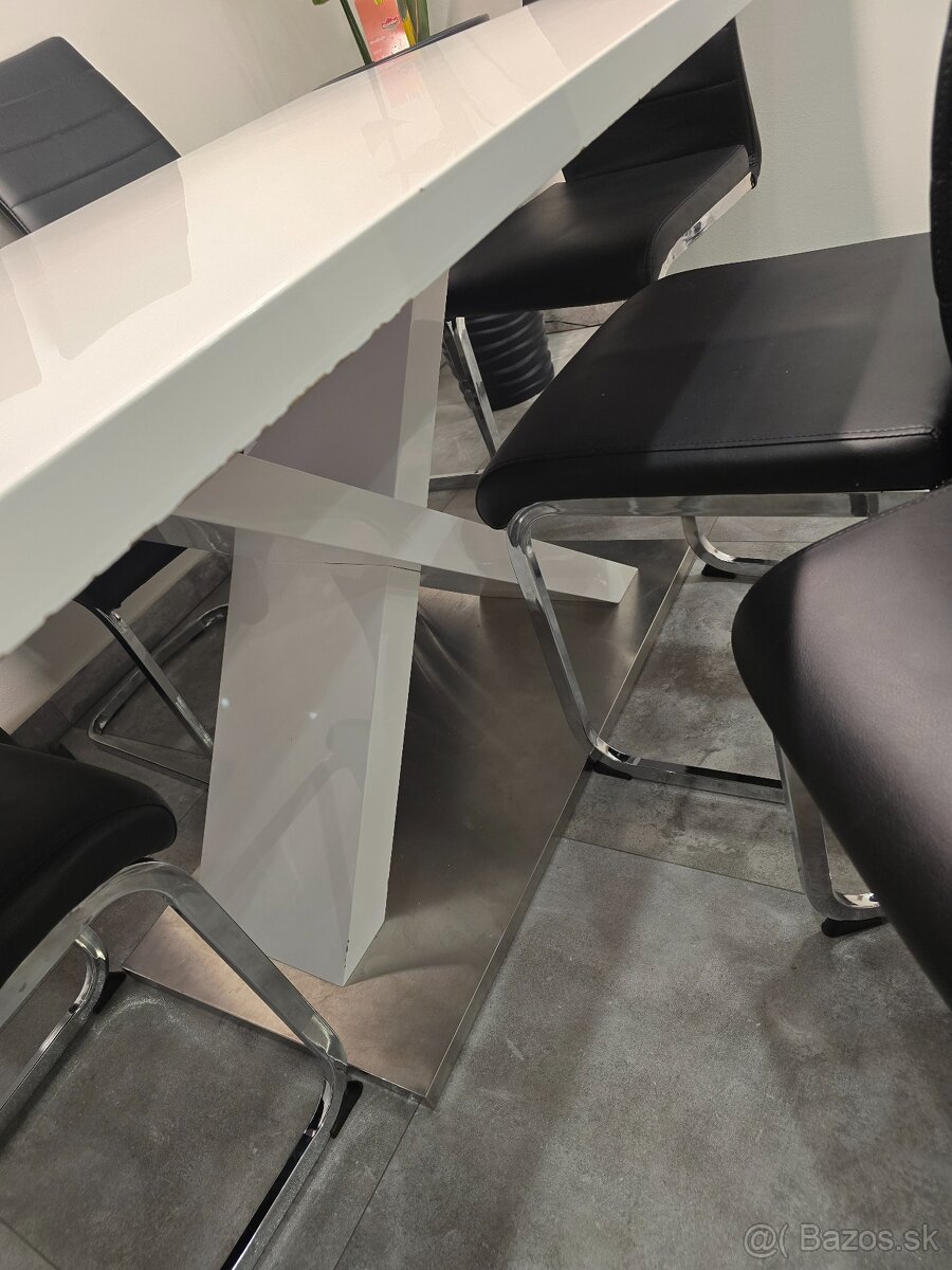 Jedálenský stôl a stoličky - 2