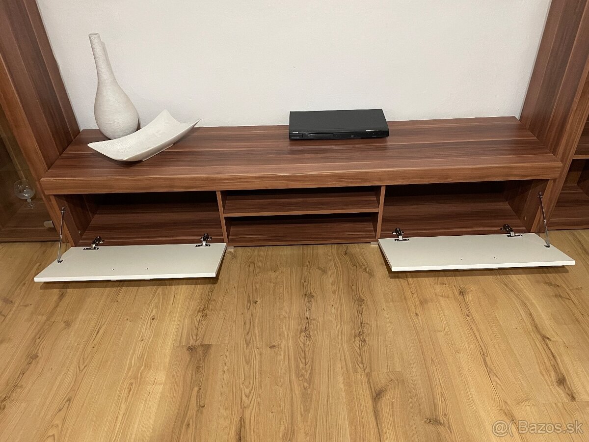 Obyvackova stena so stolikom - 2