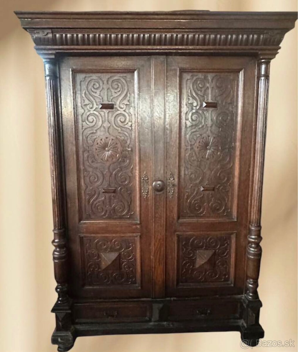 Starožitná rezbovaná skriňa - 2
