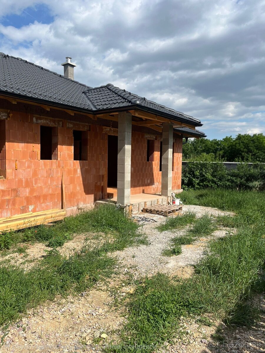Bývajte presne podľa seba v modernom bungalove v Lužiankach – pohled 2