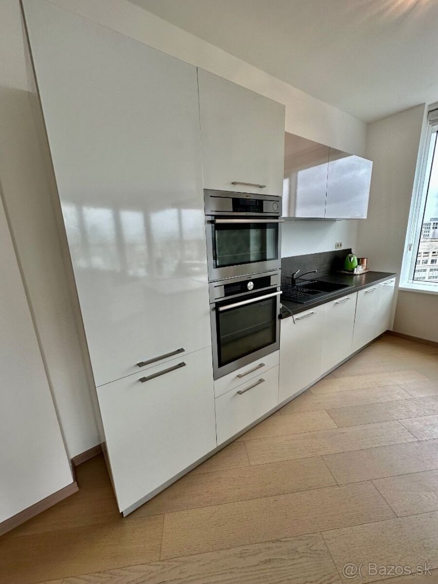 Prenájom 4 izbový byt na Landererovej ulici Bratislavy. - 2