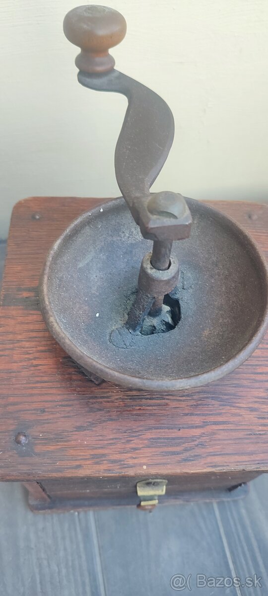 Starý veľký drevený mlynček - 2