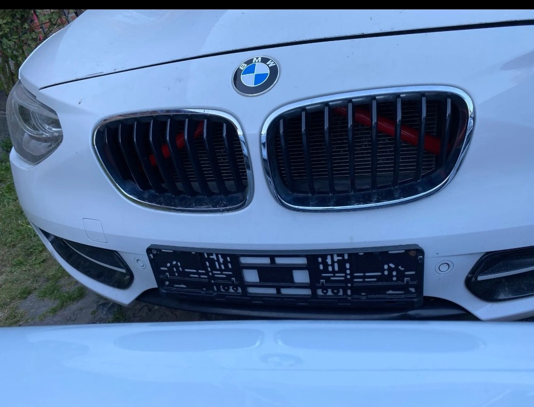 Červené výstuhy pred chladič BMW - 2