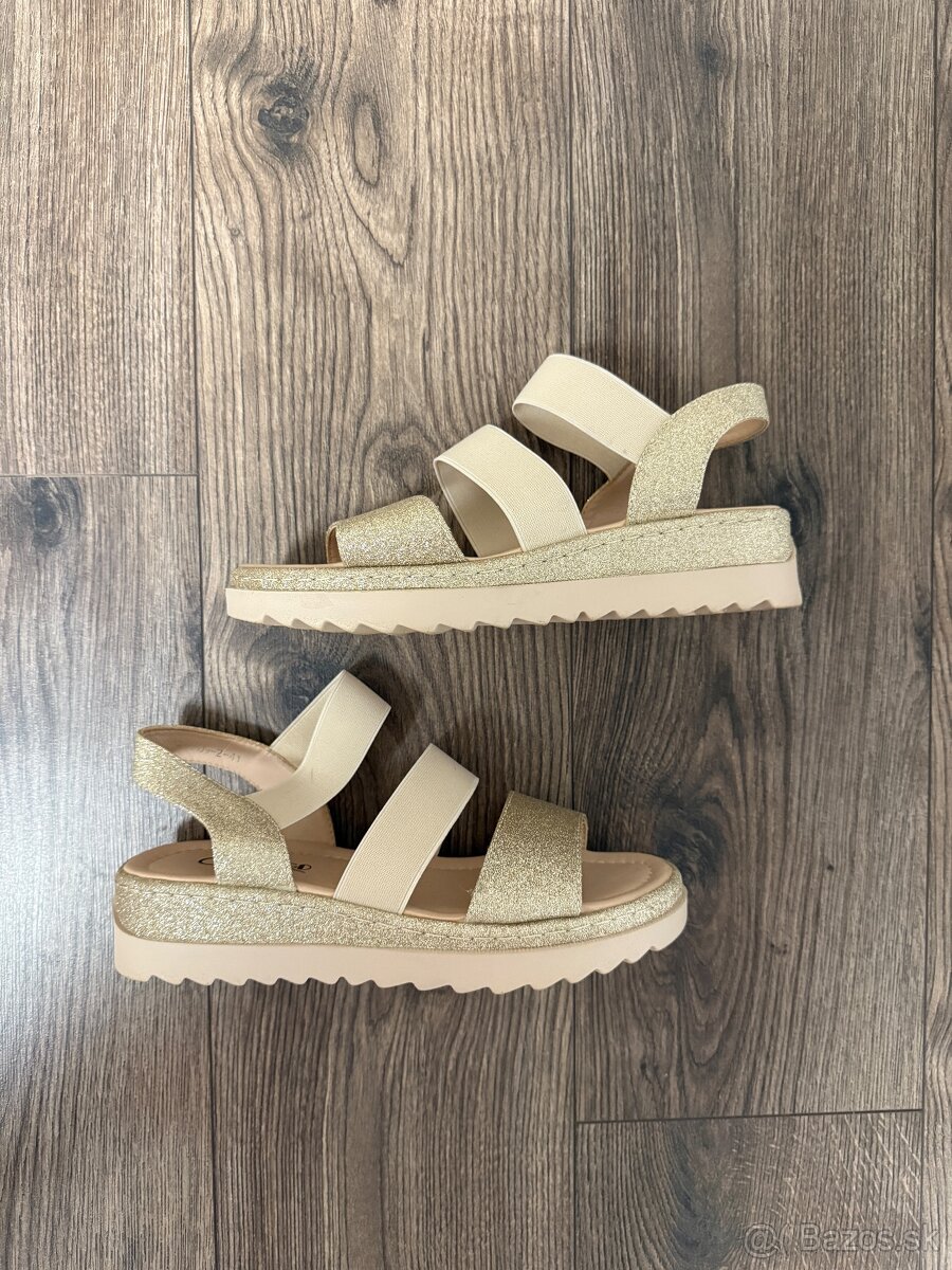 Zlaté sandálky - 2